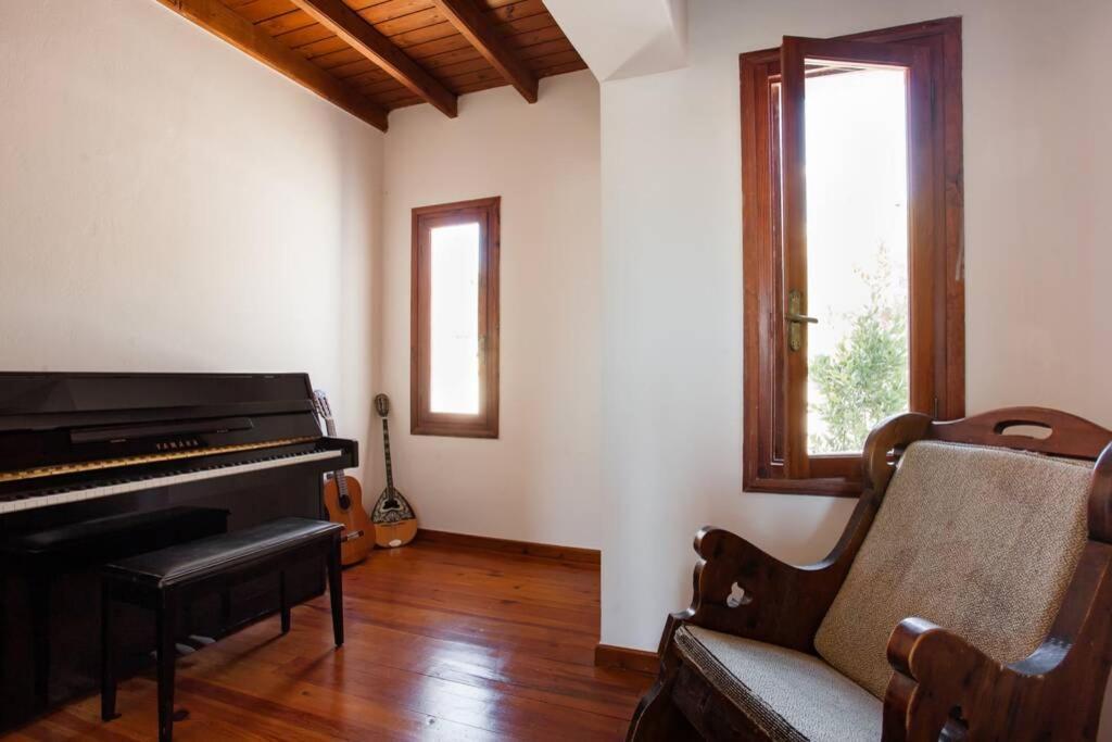 Chania Living Stories Villa With Piano Exterior foto